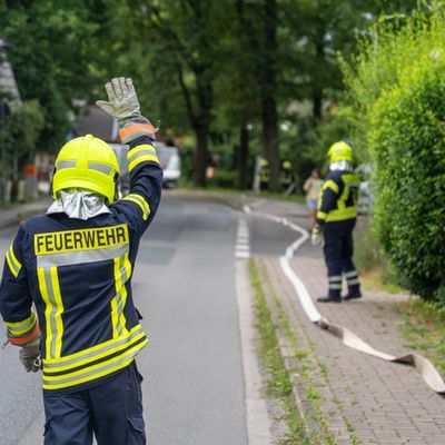 FW Flotwedel: Großangelegte Alarmübung in Wienhausen - Fahrzeugbrand weitet sich zu Werkstattbrand aus