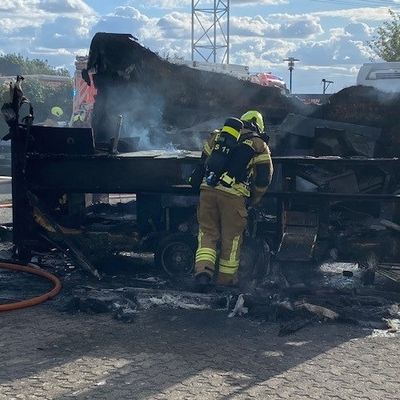 FW Paderborn: Vollbrand eines Imbissanhängers im Paderborner Süden Elegante Hochzeitsgesellschaft reagiert "cool"