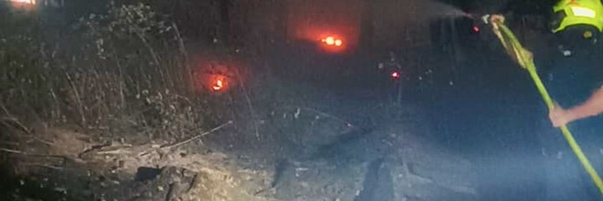 Feuerwehr MTK: Waldbrandlöschzug des Main-Taunus-Kreises unterstützt bei Waldbrand im Rheingau-Taunus-Kreis - Rund 45 Einsatzkräfte sicherten in schwierigem Gelände die Flanken des Brandgebietes