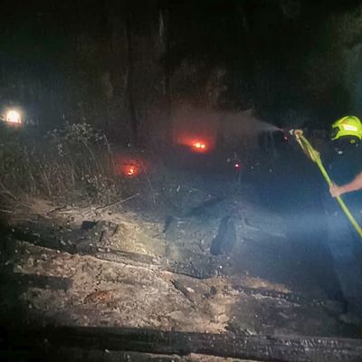 Feuerwehr MTK: Waldbrandlöschzug des Main-Taunus-Kreises unterstützt bei Waldbrand im Rheingau-Taunus-Kreis - Rund 45 Einsatzkräfte sicherten in schwierigem Gelände die Flanken des Brandgebietes