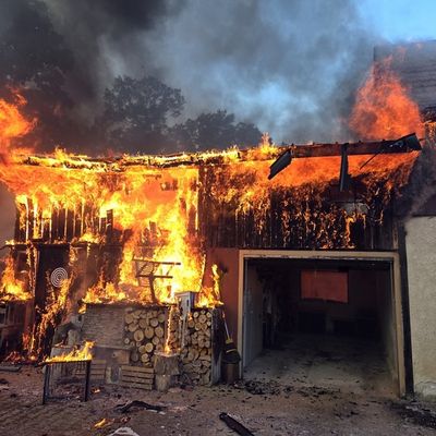 FW Lüchow-Dannenberg: +++ brennender Schuppen breitet sich auf Wohnhaus aus +++ Bewohner können sich unverletzt in Sicherheit bringen +++ Über 100 Feuerwehrleute im Einsatz +++