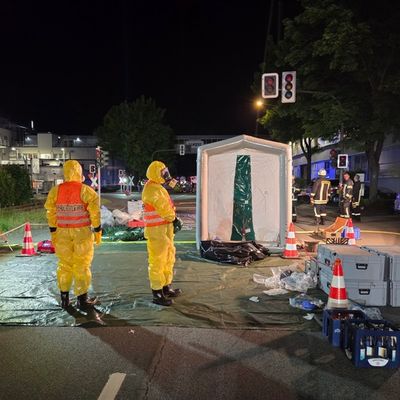 FW-AR: Chemieunfall in einer Produktion für Hygienepapier - Nächtlicher Großeinsatz der Feuerwehr Arnsberg