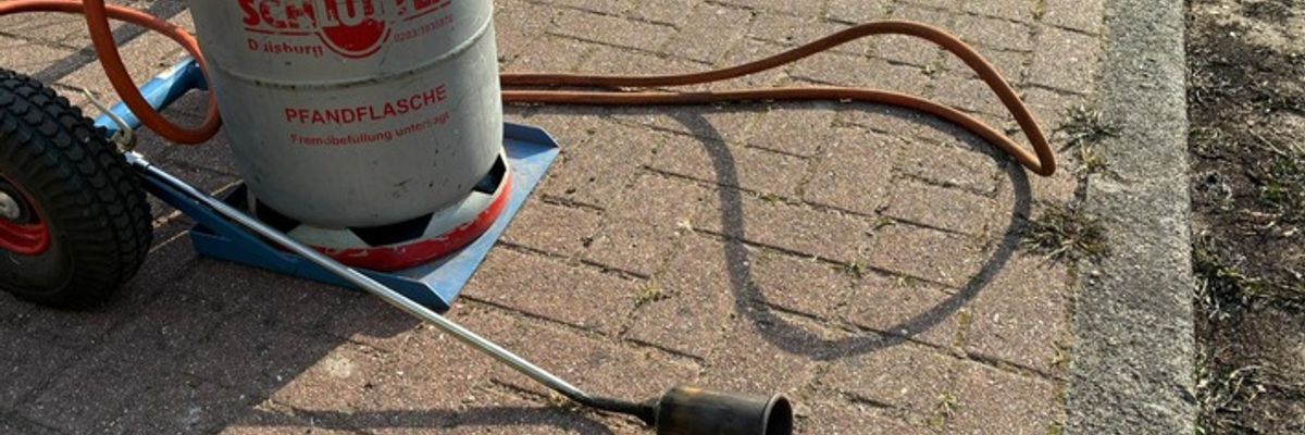 FW-KLE: Heckenbrand durch Flämmarbeiten - höchste Vorsicht geboten!
