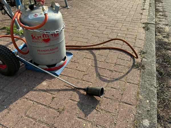 FW-KLE: Heckenbrand durch Flämmarbeiten - höchste Vorsicht geboten!
