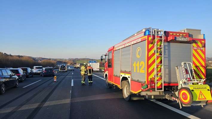 FW Königswinter: Drei Verkehrsunfälle am Stauende auf A3