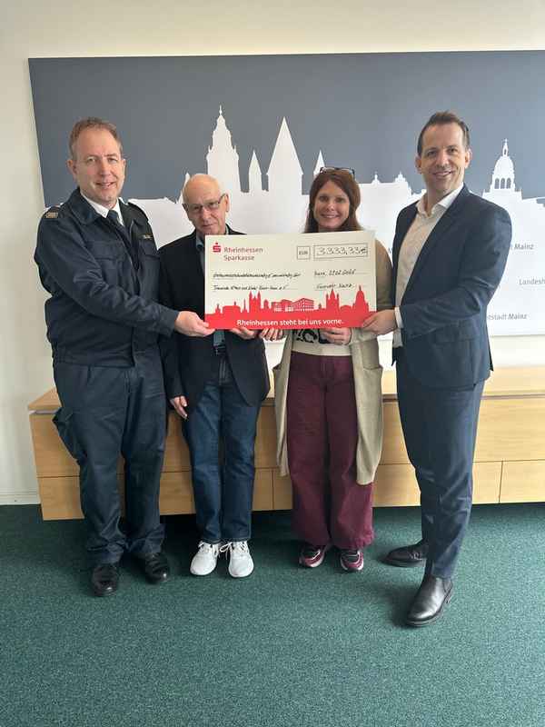 FW Mainz: Oberbürgermeister Nino Haase und die Feuerwehr Mainz überreichen Spende an den Verein Trauernde Eltern & Kinder
