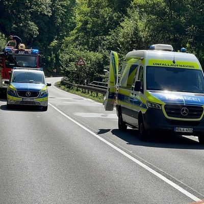 FW-PL: Verkehrsunfall auf der B236 - Fahrer schwer verletzt, couragierte Ersthelferin