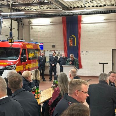 FW-EN: Bürgermeister übergibt vier neue Mannschaftstransportfahrzeuge an die Feuerwehr Wetter (Ruhr)