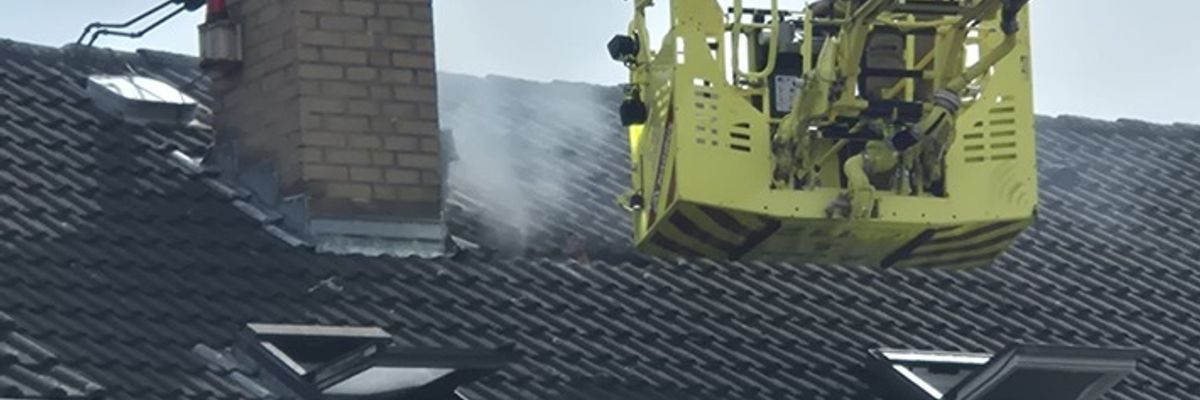 FW Ratingen: Ratinger Feuerwehr löscht Schwelbrand im Dachbereich - Überörtliche Unterstützung in Monheim