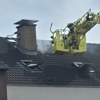 FW Ratingen: Ratinger Feuerwehr löscht Schwelbrand im Dachbereich - Überörtliche Unterstützung in Monheim