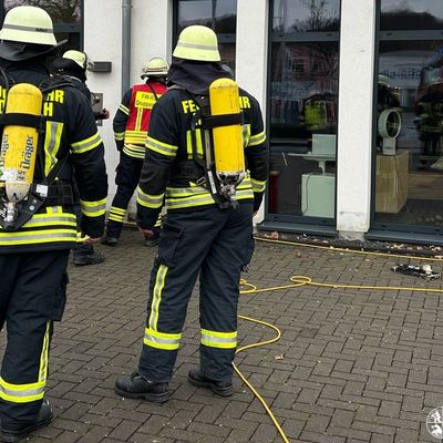FW Rösrath: Einsatzreiche Weihnachtstage und unruhiger Jahreswechsel für die Feuerwehr Rösrath