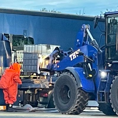 FW Lehrte: Auslaufende Flüssigkeit sorgt für Großeinsatz auf dem Rastplatz Röhrse an A2