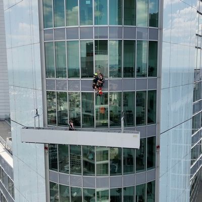 FW-F: Feuerwehr Frankfurt rettet zwei Fassadenreiniger aus 240 Metern Höhe