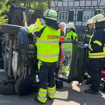 FW-AR: Verkehrsunfall mit zwei eingeklemmten Personen in Arnsberg-Obereimer