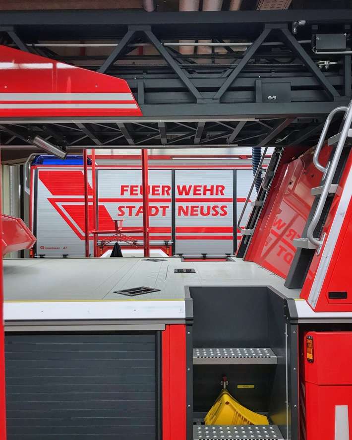 FW-NE: Verkehrsunfall auf der A57 in Fahrtrichtung Krefeld | 2 verletzte Personen