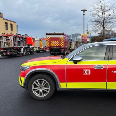 FW Bad Honnef: Person unter Zug eingeklemmt - erfolgreiche Rettung im Bahnhof Bad Honnef