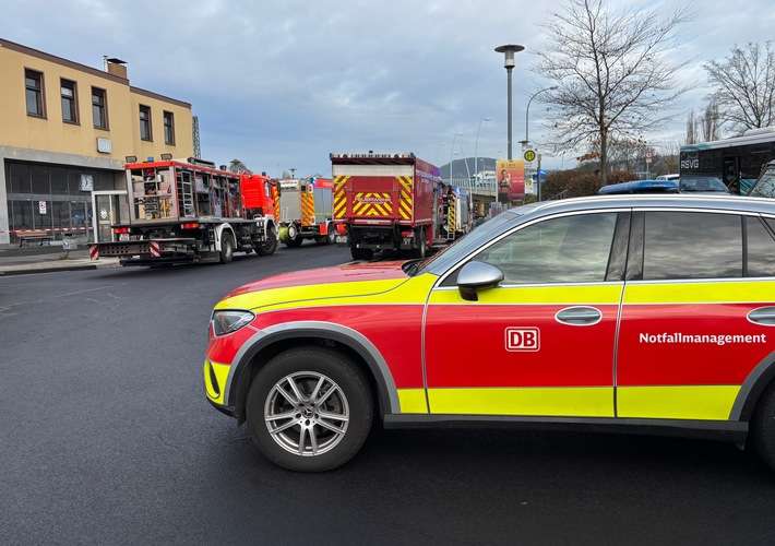 FW Bad Honnef: Person unter Zug eingeklemmt - erfolgreiche Rettung im Bahnhof Bad Honnef
