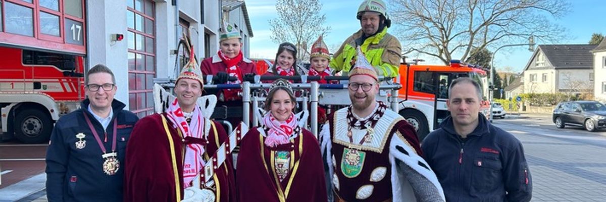FW-GL: Dreimol "Gläbbisch Alaaf" op de Füürwaach - Bergisch Gladbacher Dreigestirne zu Gast bei der Feuerwehr