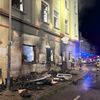 FW Moers: Sperrmüllbrand greift auf Wohn- und Geschäftshaus über