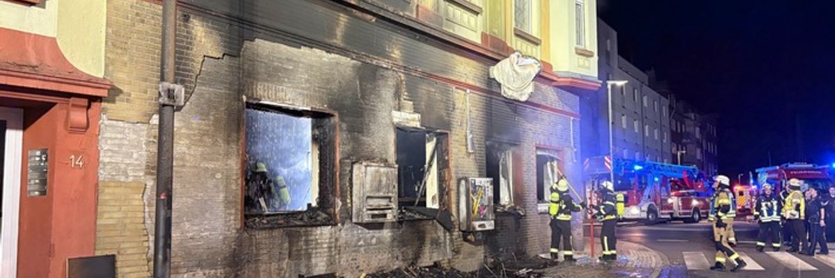 FW Moers: Sperrmüllbrand greift auf Wohn- und Geschäftshaus über
