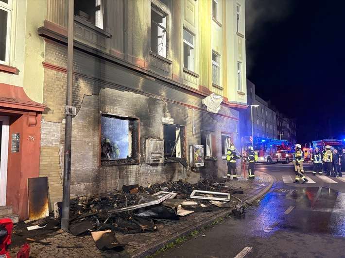 FW Moers: Sperrmüllbrand greift auf Wohn- und Geschäftshaus über