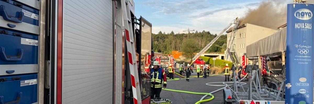 FW Überlingen: Brand eines Wohn- und Geschäftshauses im Überlinger Industriegebiet / massiver Löschangriff über mehrere Angriffsleitungen