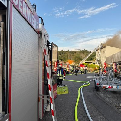 FW Überlingen: Brand eines Wohn- und Geschäftshauses im Überlinger Industriegebiet / massiver Löschangriff über mehrere Angriffsleitungen