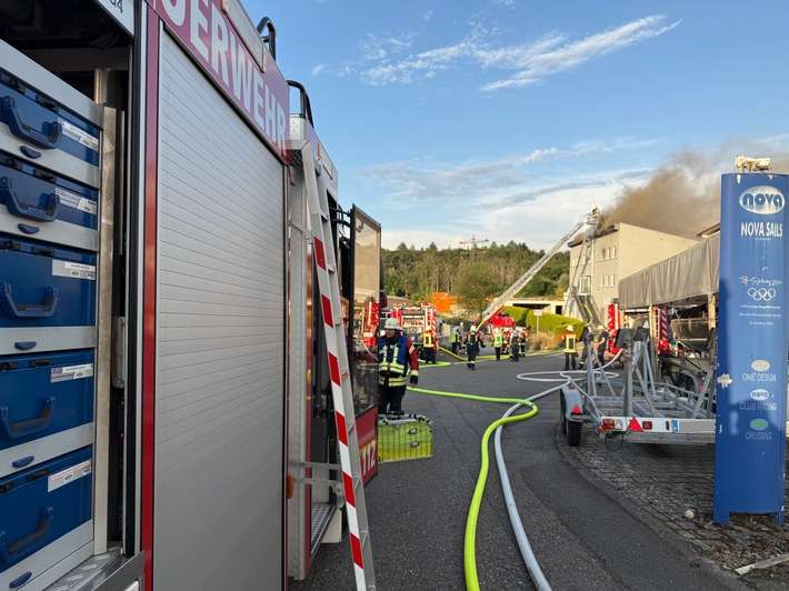 FW Überlingen: Brand eines Wohn- und Geschäftshauses im Überlinger Industriegebiet / massiver Löschangriff über mehrere Angriffsleitungen