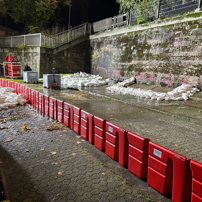 FW-OE: Starke Regenfälle sorgen für Großeinsatz an der Ruhr-Sieg-Strecke in Altenhundem