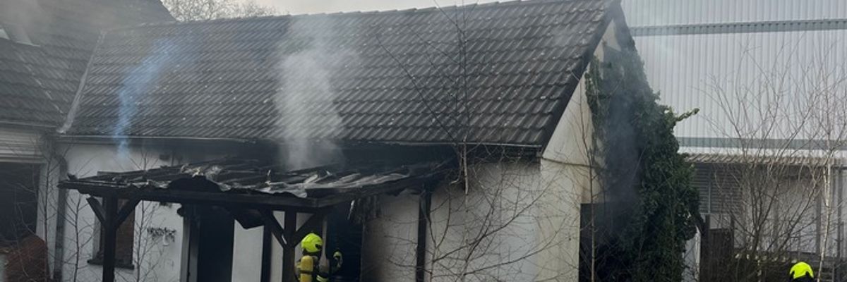 FW-OB: Gebäudebrand in Oberhausen-Alsfeld - Feuerwehr im Einsatz