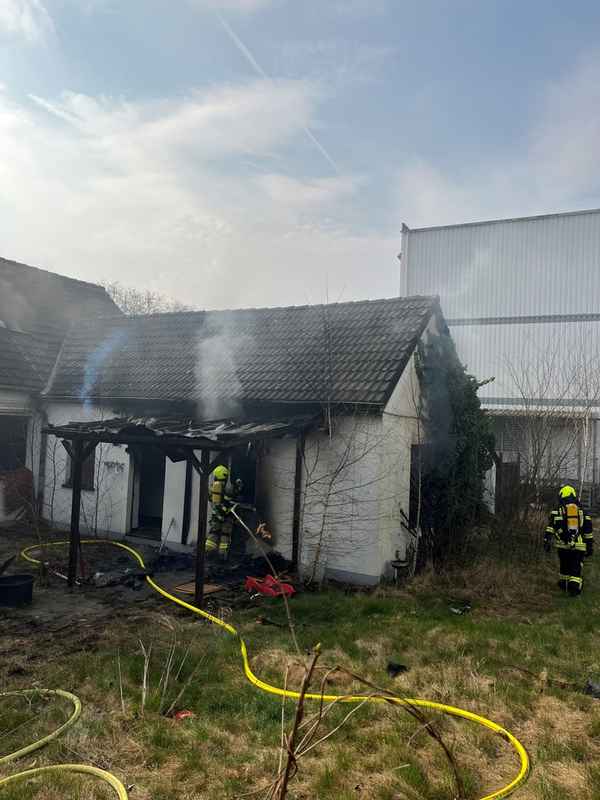 FW-OB: Gebäudebrand in Oberhausen-Alsfeld - Feuerwehr im Einsatz