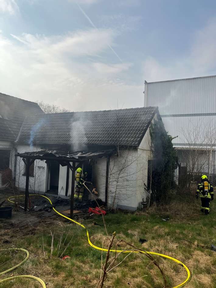 FW-OB: Gebäudebrand in Oberhausen-Alsfeld - Feuerwehr im Einsatz