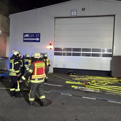 FW-AR: Löschzug Bruchhausen/Niedereimer trainiert Ernstfall mit Betriebsfeuerwehr