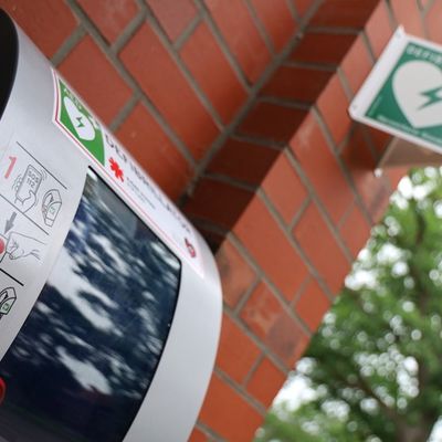 FW Hambühren: Neuer Defibrillator am Feuerwehrhaus Oldau kann Leben retten