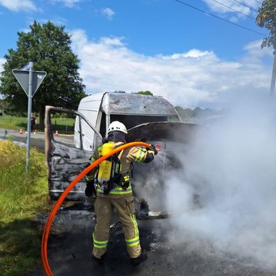 Feuerwehr Kalkar: Transporterbrand auf der Uedemer Straße in Kehrum