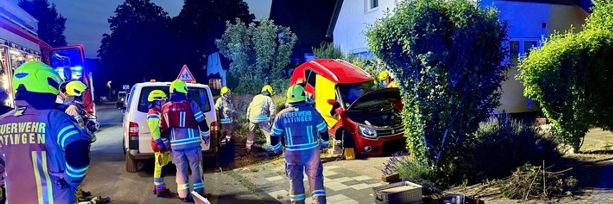 FW Ratingen: Zwei Personen nach Verkehrsunfall aus Fahrzeug befreit
