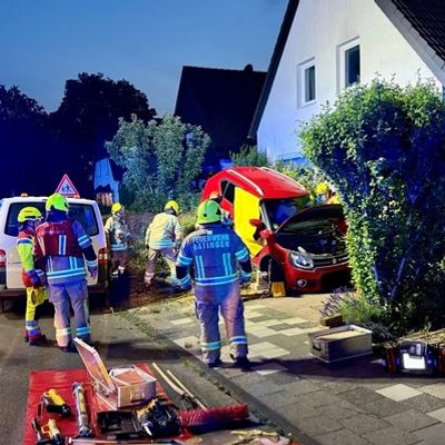 FW Ratingen: Zwei Personen nach Verkehrsunfall aus Fahrzeug befreit