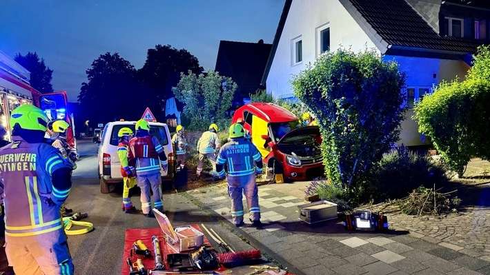 FW Ratingen: Zwei Personen nach Verkehrsunfall aus Fahrzeug befreit