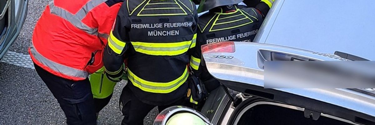 FW-M: Pkw kurz nach Tunnel quergestellt (Allach)