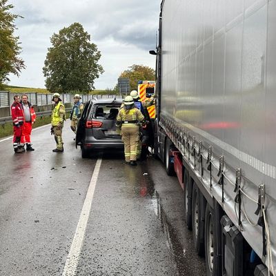 KFV Bodenseekreis: B31: LKW rammt Bus und Auto