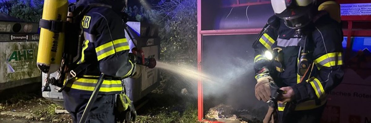 FW-EN: Brand im Altkleidercontainer