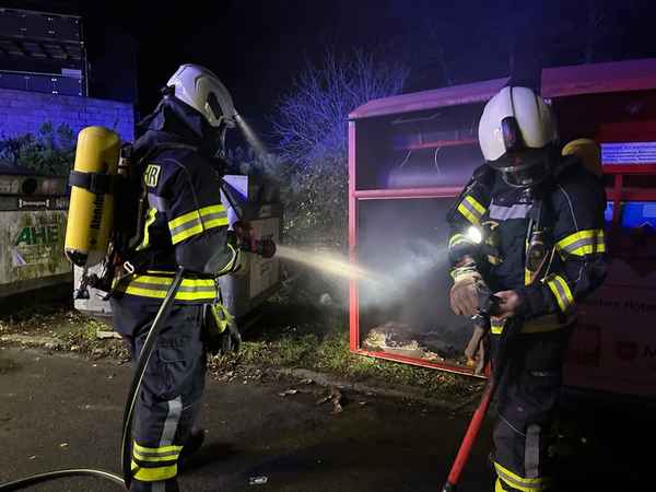 FW-EN: Brand im Altkleidercontainer