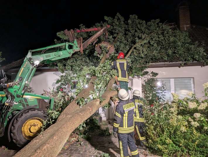 FFW Schiffdorf: Baum stürzt auf Haus - keine Person verletzt
