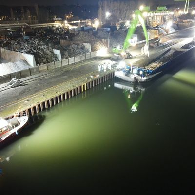 FW-DO: Frachtschiff nach Kollision mit Spundwand beschädigt
