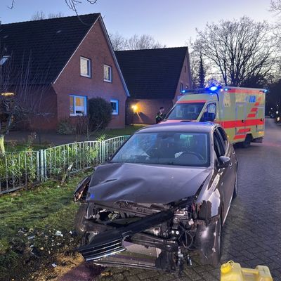 FW-AUR: In Wohngebiet mit Baum kollidiert