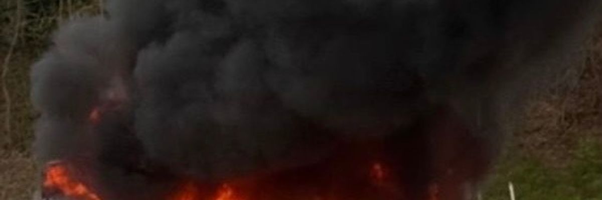FW Rösrath: PKW-Brand und Verkehrsunfall - Paralleleinsätze im Stadtgebiet