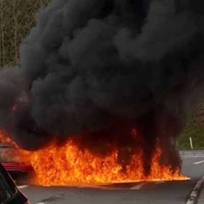 FW Rösrath: PKW-Brand und Verkehrsunfall - Paralleleinsätze im Stadtgebiet