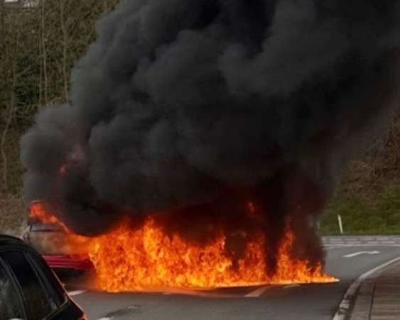 FW Rösrath: PKW-Brand und Verkehrsunfall - Paralleleinsätze im Stadtgebiet