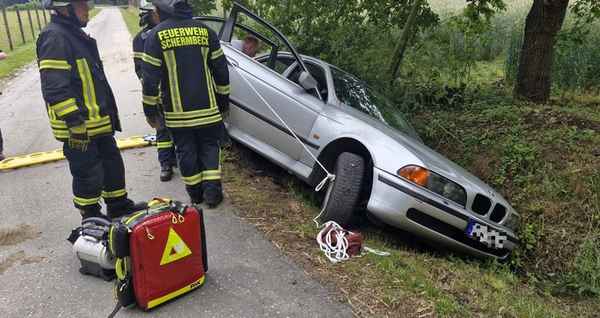 FW-Schermbeck: PKW im Graben