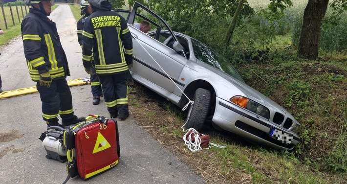 FW-Schermbeck: PKW im Graben